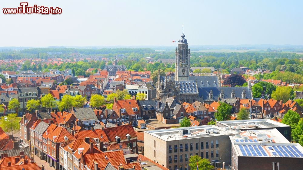 Immagine La cittadina olandese di Middelburg vista dall'alto con i tetti rossi delle sue tipiche case.