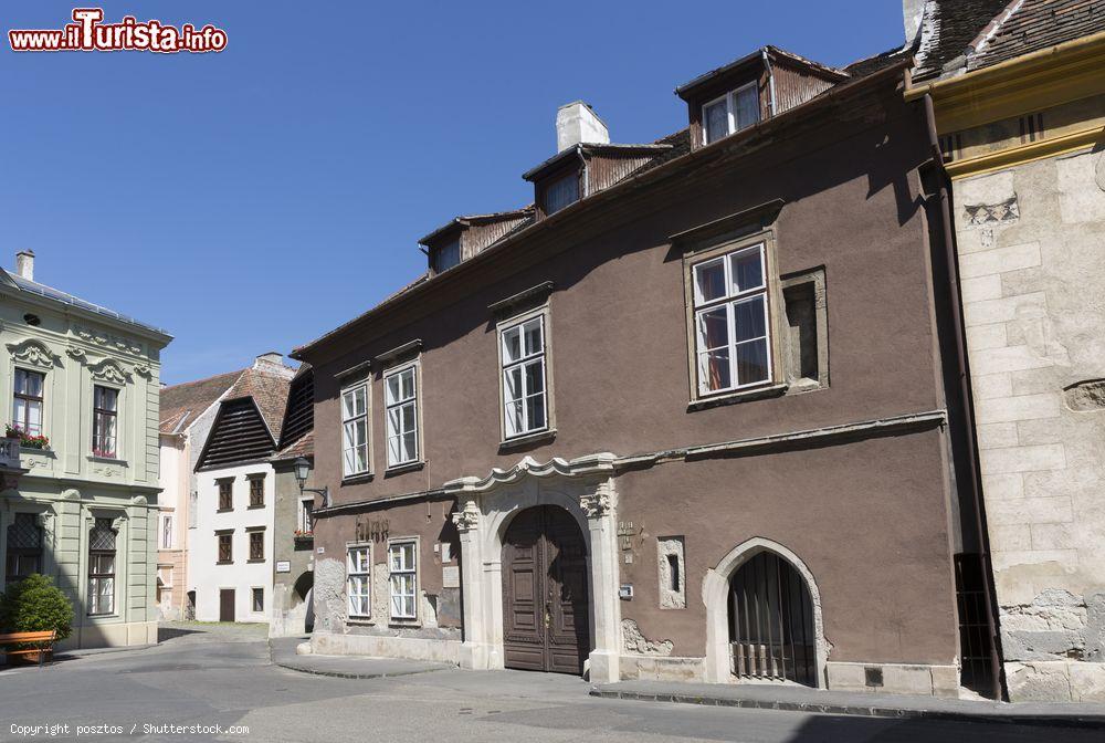 Immagine La cittadina storica di Sopron, Ungheria. Questa località è famosa per la produzione di vino rosso e bianco, una delle poche di tutta l'Ungheria - © posztos / Shutterstock.com