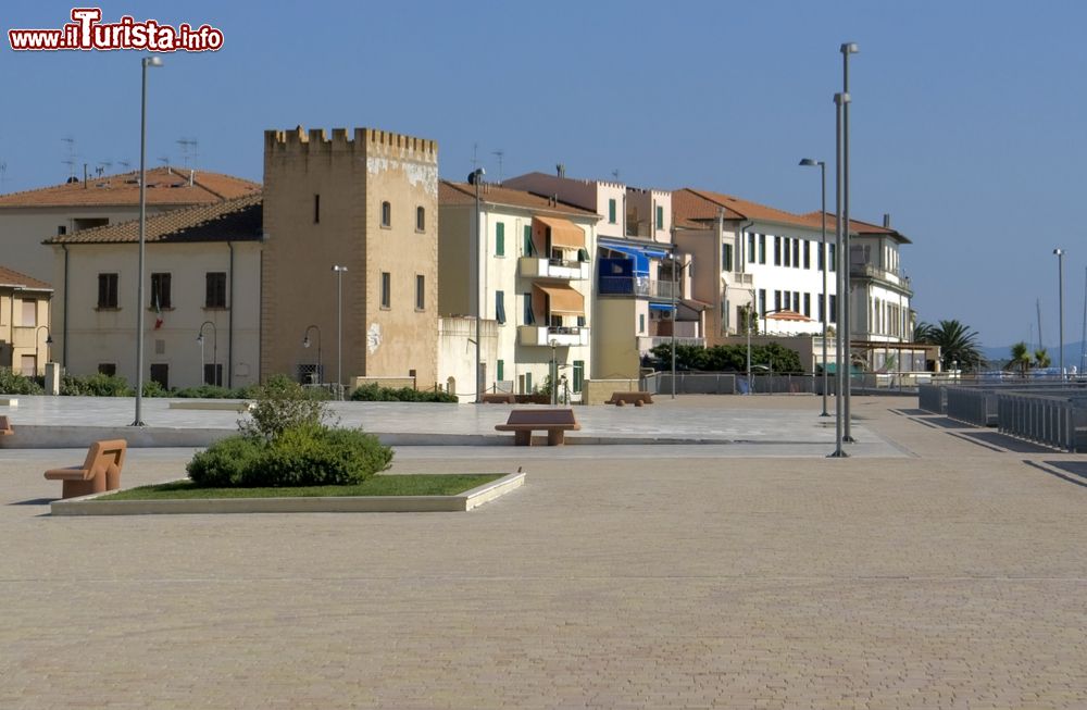 Immagine La cittadina toscana di San Vincenzo, provincia di Livorno. Intorno alla torre e alla chiesa si sviluppò il borgo primitivo abitato un tempo da pescatori.