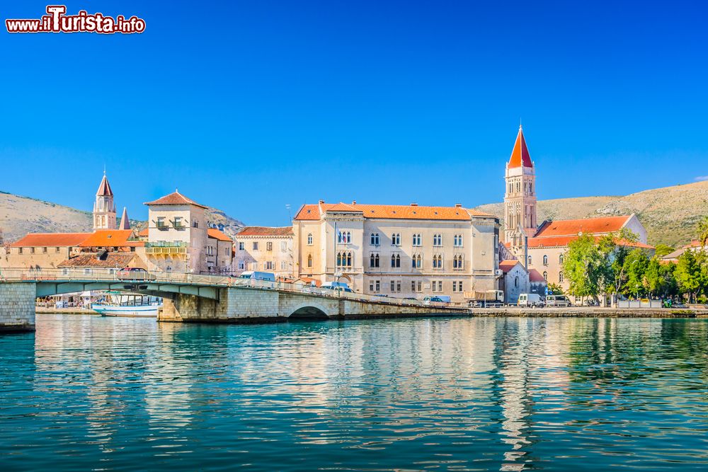 Immagine La cittadina turistica di Trogir, Croazia: patrimonio dell'umanità dell'Unesco, vanta oltre 2 mila anni di storia e accoglie un numero impressionante di edifici barocchi e rinascimentali.