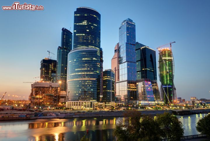 Immagine Centro Affari di Mosca di notte, Russia - Conosciuto anche come Moskva-City, questo centro internazionale è un quartiere dedicato agli affari situato nella zona di Presnenskij a circa 4,5 chilometri in linea d'aria dalla Piazza Rossa. Progettato nel 1992, i lavori di costruzione iniziarono solo nel 1997 e sono ancora in fase di ultimazione. Si stima che il costo finale si aggirerà sui 12 miliardi di dollari © Viacheslav Lopatin / Shutterstock.com