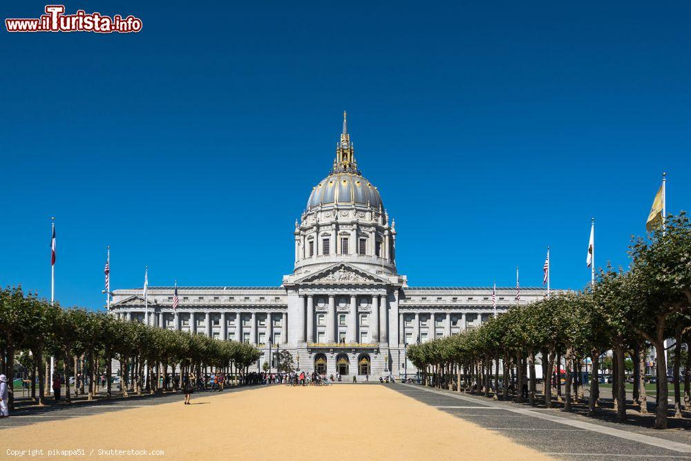 Immagine La City Hall di San Francisco, California (USA). Questo edificio in stile beaux-arts ospita la sede del governo della città e della contea di San Francisco. Con il tempo è diventata anche location popolare per matrimoni dopo quello celebre di Marylin Monroe e Joe di Maggio nel 1954 - © pikappa51 / Shutterstock.com