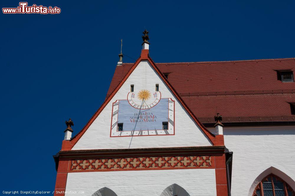 Immagine La clessidra sulla facciata dell'Himmelfahrt Church a Landsberg am Lech, Germania. Questa chiesa parrocchiale dedicata a Maria si presenta con struttura gotica barocchizzata a fine Seicento  - © DiegoCityExplorer / Shutterstock.com