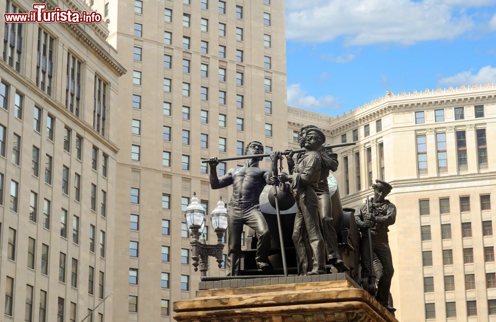 Immagine La Cleveland Ohio's Terminal Tower sovrasta il monumento ai soldati e ai marinai eretto nel 1894, stato dell'Ohio (USA).