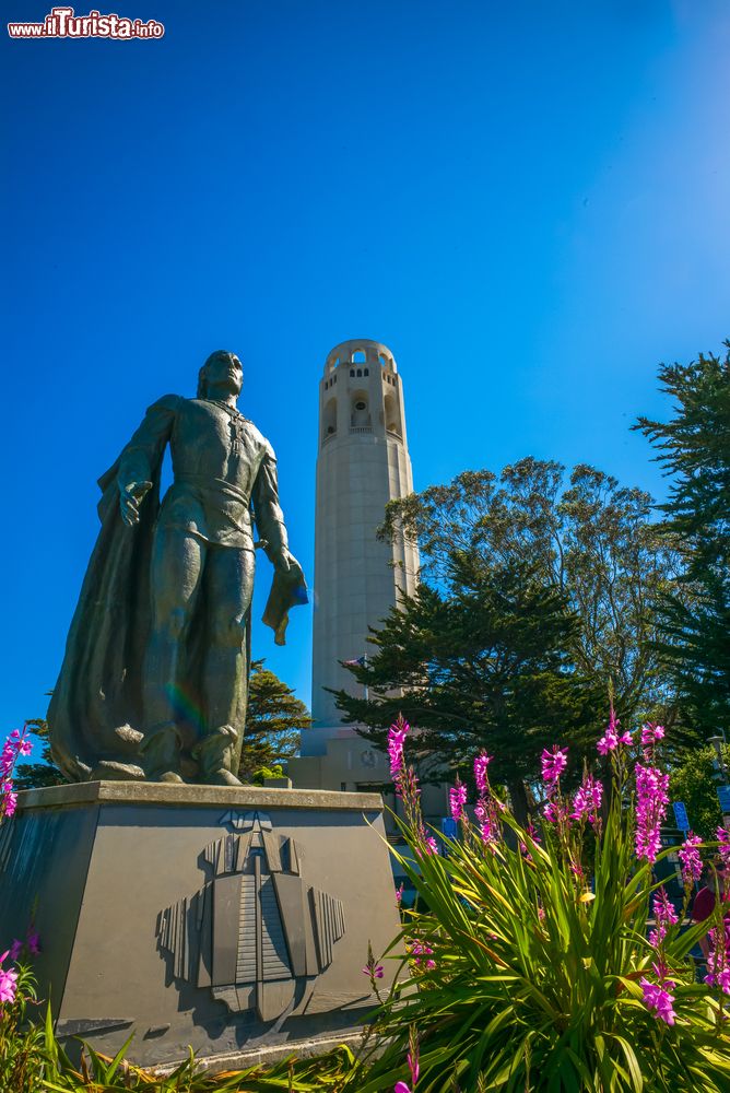 Immagine La Coit Tower e la statua di Cristoforo Colombo a San Francisco, California, in una giornata soleggiata. Costruita fra il 1933 e il 1938, questa torre sorge a Pioneer Park.