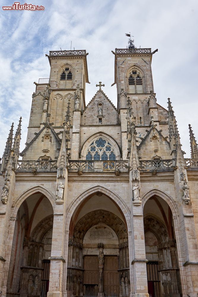 Immagine La Collegiata di Notre-Dame de Semur-en-Auxois la chiesa principale di questo borgo tipico della Francia