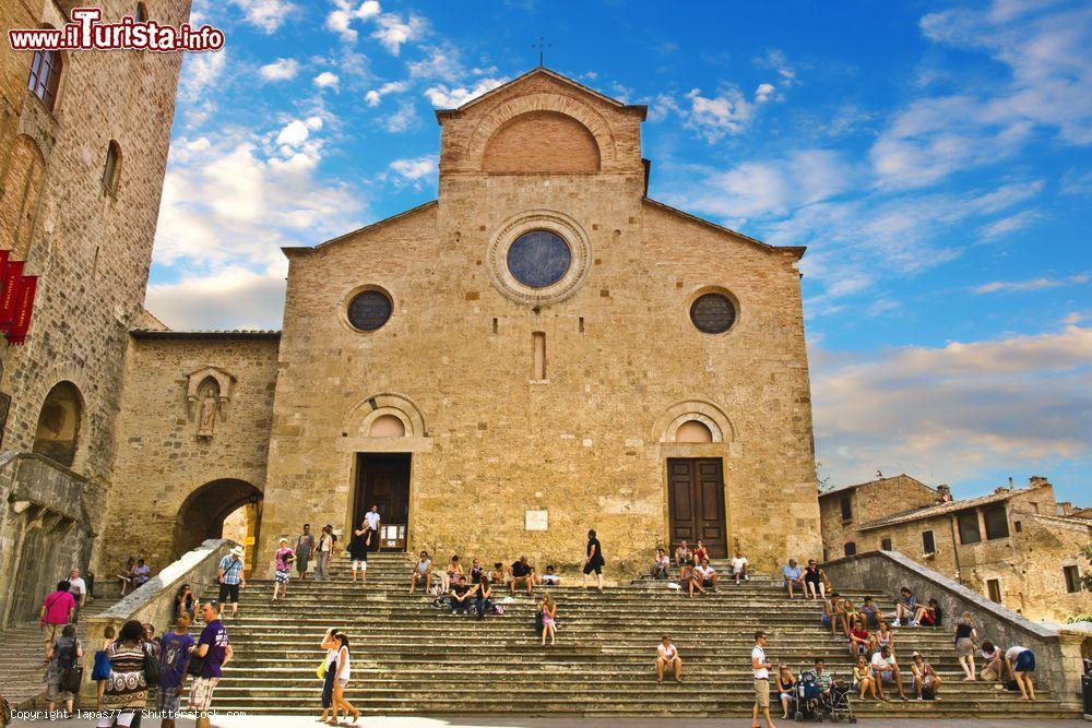 Immagine La Collegiata di Santa Maria Assunta in Piazza Duomo a San Gimignano, Toscana. Si trova alla sommità di un'ampia scalinata da cui domina il lato occidentale della piazza - © lapas77 / Shutterstock.com