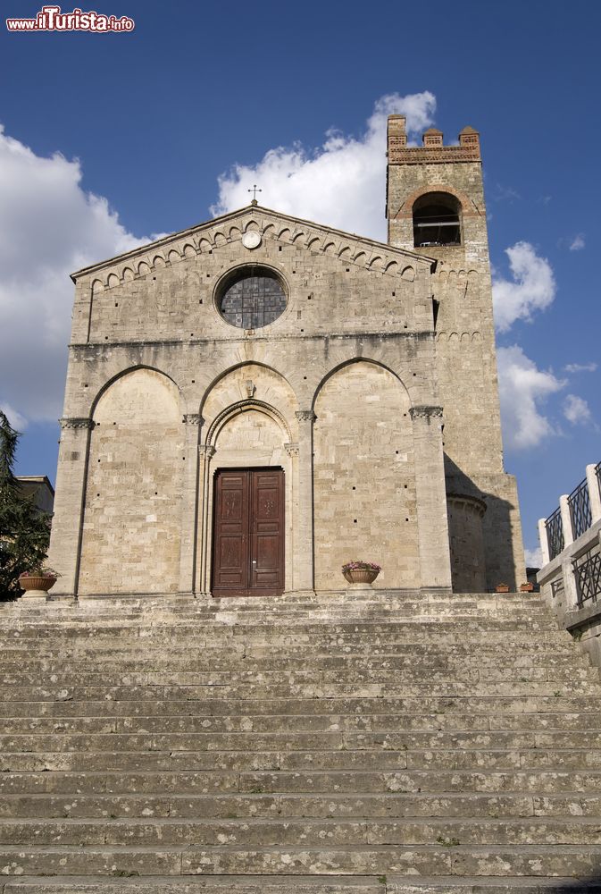 Immagine La Collegiata di Sant'Agata a Asciano, provincia di Siena, Toscana. Venne edificata a partire dall'XI° secolo e poi ampliata successivamente con la costruzione in semplice stile gotico di un'ampia navata raccordata alla struttura originaria.