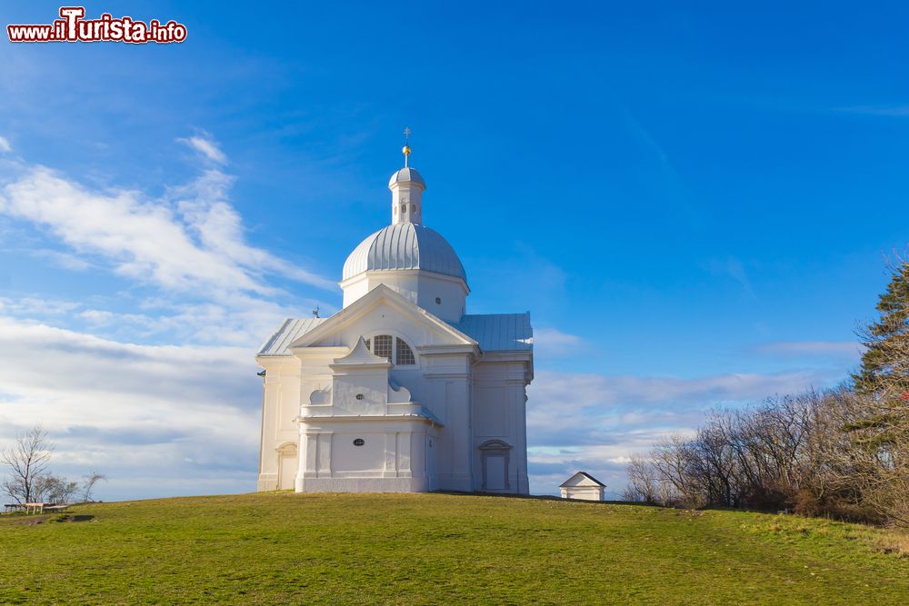 Immagine La Collina Sacra di Tanzberg Hill a Mikulov, Repubblica Ceca. E' uno dei primi luoghi di pellegrinaggio nel sud della Moravia e uno dei percorsi religiosi più importanti del territorio ceco.