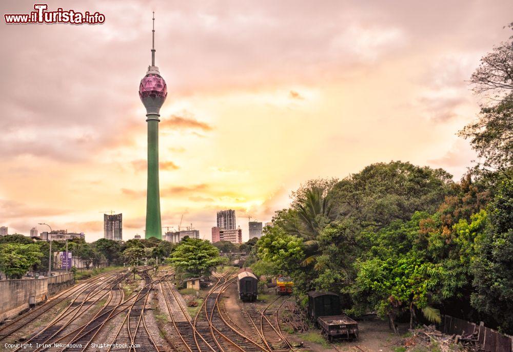 Immagine La Colombo Lotus Tower fotografata al tramonto, Sri Lanka. In cima alla torre vi sono un albergo di lusso, un ristorante, una piattaforma d'osservazione e una sala per ospitare eventi da mille persone - © Irina Nekrasova / Shutterstock.com