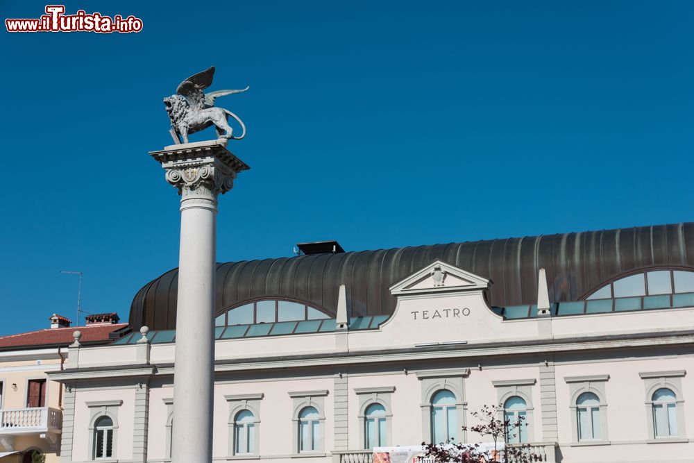 Immagine La colonna della Redenzione a Gradisca d'Isonzo, provincia di Gorizia. Si trova in via Piazzale Unità d'Italia, di fronte al Teatro: la colonna, alta 10 metri, termina con la statua del Leone di San Marco con il libro aperto, simbolo della sovranità di Venezia.