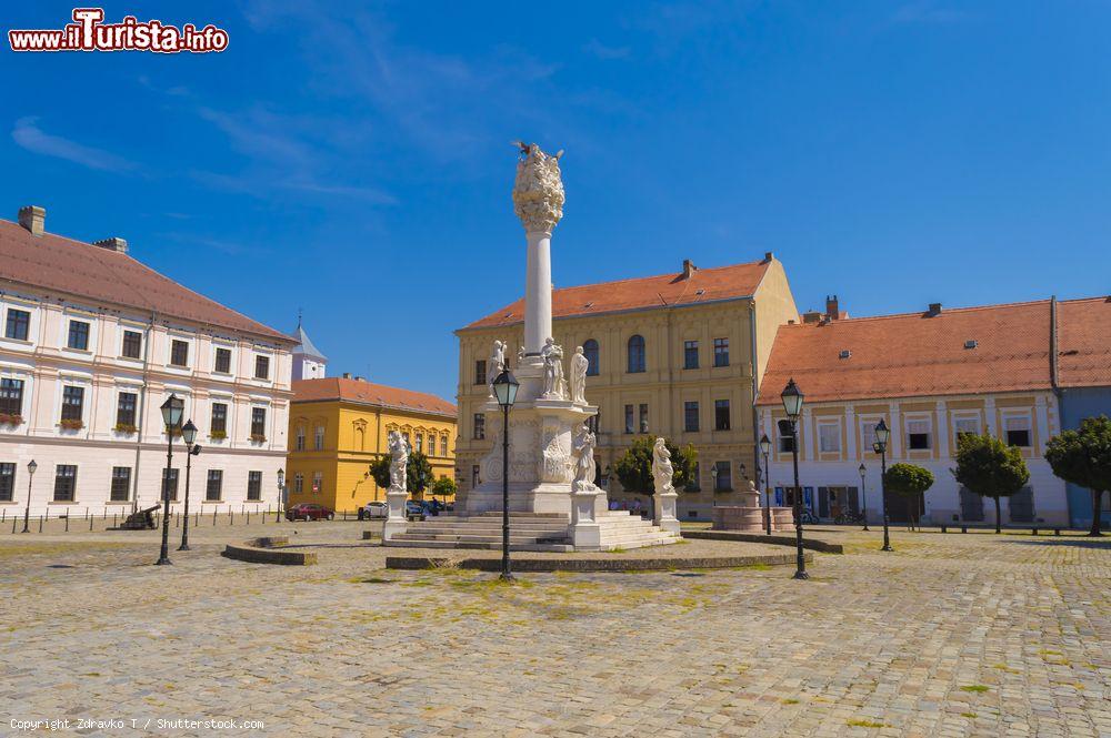 Immagine La colonna della Santissima Trinità nell'omonima piazza di Osijek, Croazia - © Zdravko T / Shutterstock.com