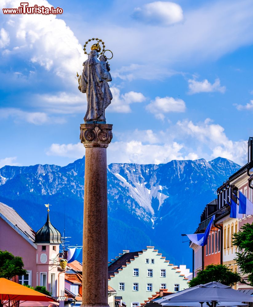 Immagine La colonna della Vergine con il Bambino nel centro cittadino di Murnau am Staffelsee, Baviera (Germania).