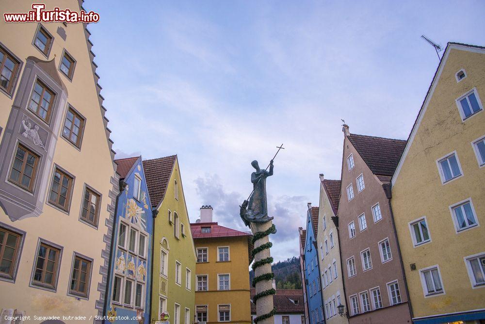 Immagine La colonna di una fontana nel centro storico di Zugo, Svizzera, con le case affacciate sulla piazza principale - © Supavadee butradee / Shutterstock.com