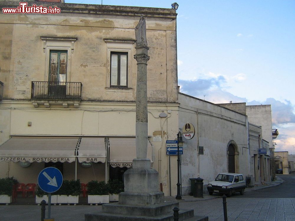 Immagine La colonna Lu 'sanna nella piazza centrale di Merine nel Salento - © Lupiae - CC BY-SA 3.0, Wikipedia