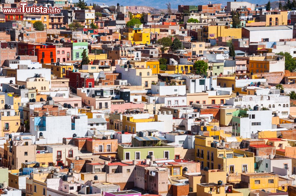 Immagine La colorata cittadina di Zacatecas, Messico. Capitale dell'omonimo stato del Messico, Zacatecas vanta uno dei centri storici più interessanti del paese grazie all'architettura coloniale completamente intatta.