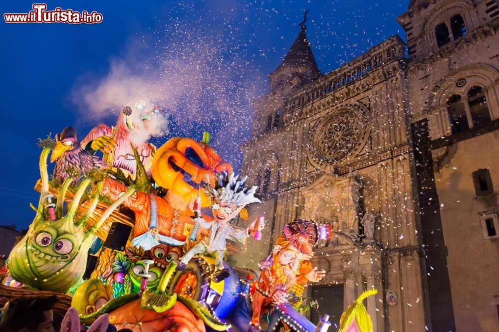 Immagine La colorata parata di Carnevale serale ad Acireale in Sicilia  - © Enrico Coco