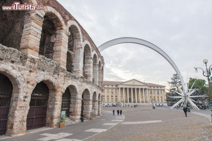 Immagine La cometa di Rinaldo Olivieri, simbolo del Natale a Verona - L'opera dell'artista Olivieri è diventata il simbolo del Natale a Verona. Installata proprio nella piazza sita vicino alla tipica arena, ogni anno viene riproposta. Lo scenografo e l'architetto Rinaldo non c'è che dire ha avuto un colpo d'occhio geniale. Per ben 70 metri di altezza e 70 tonnellate circa, il "peso" del periodo natalizio a Verona si sente eccome - © Giancarlo Restuccia / Shutterstock.com