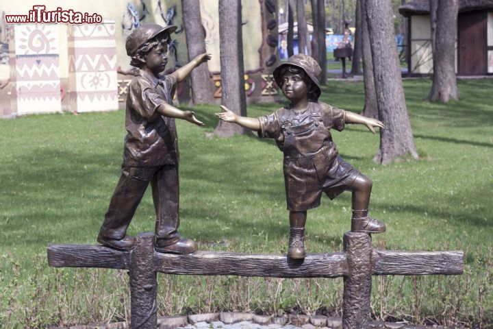 Immagine La composizione scultorea "Bambini in equilibrio" al Gorky Park di Kharkiv, Ucraina. Questo bel parco cittadino si estende su un'area di circa 130 ettari dove si trovano una numerosa varietà di alberi e piante con percorsi impreziositi da sculture e monumenti. Nel 1938 fu intitolato allo scrittore russo Maxim Gorky  - © Valentyn1961 / Shutterstock.com