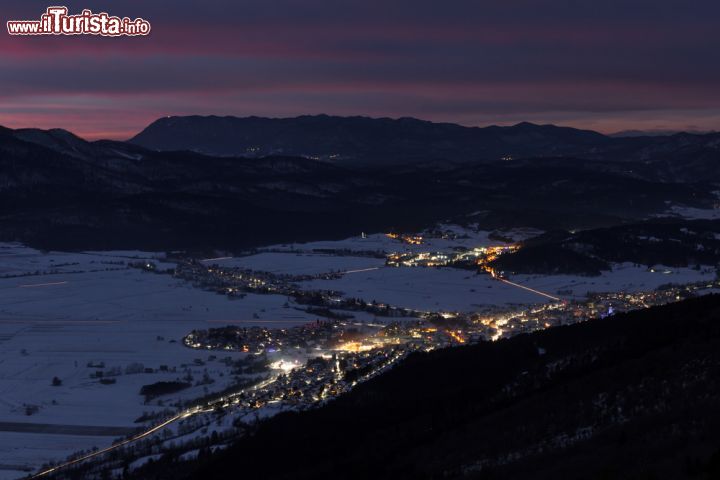 Immagine La conca di Cerknica in inverno, Slovenia - Una bella fotografia notturna di Cerknica, graziosa cittadina slovena poco lontana dal confine italiano. Sorge in una conca delle Alpi Giulie e si affaccia sul lago a intermittenza che porta il suo nome © FotoIvanKebe / Shutterstock.com