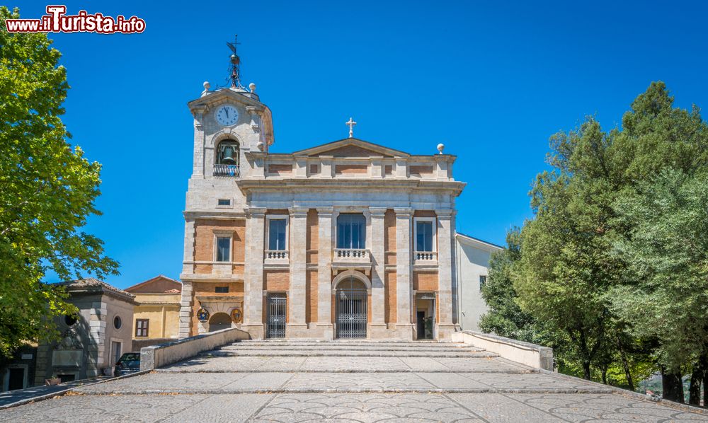 Immagine La concattedrale di San Paolo Apostolo nell'acropoli di Alatri, Frosinone, Lazio. La facciata, in pietra e laterizio, è stata realizzata assieme al campanile tra il 1790 e il 1808 da Jacopo Subleyras. L'interno è a croce latina con tre navate.