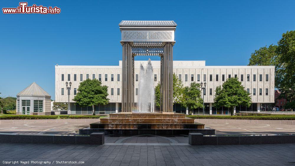 Immagine La "Confluence" fountain (Clyde Lynds) di fronte al New Jersey State Library in West State Street a Trenton, New Jersey - © Nagel Photography / Shutterstock.com