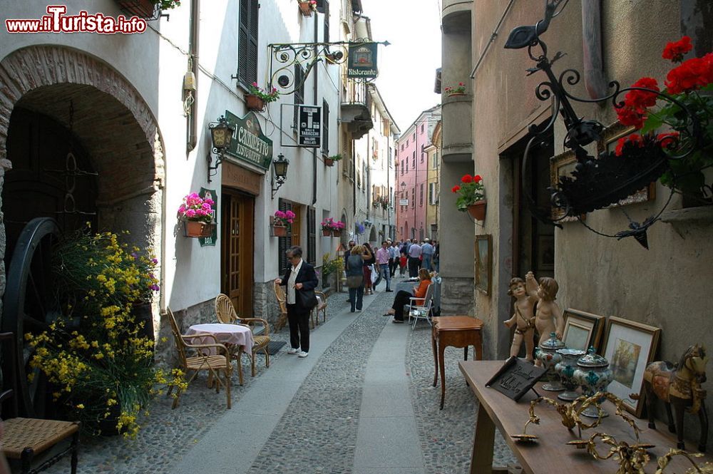 Immagine La contrada di Garbagna il giorno della sagra della Ciliegia - © Fantonk, CC BY 3.0, Wikipedia