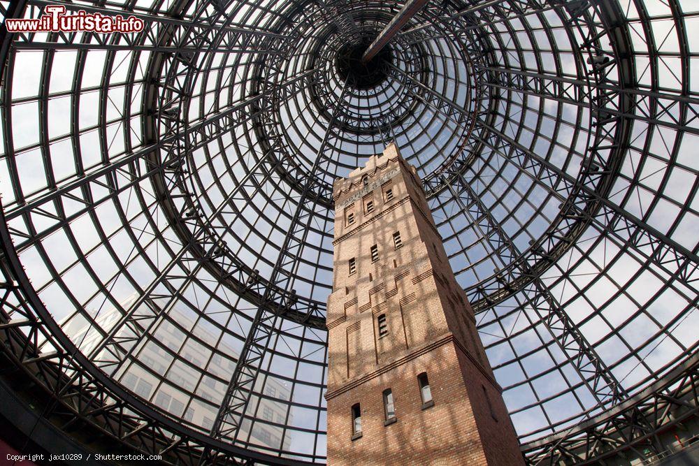 Immagine La Coop's Shot Tower alla stazione centrale di Melbourne, Australia. Ultimata nel 1888, s'innalza per 50 metri di altezza - © jax10289 / Shutterstock.com