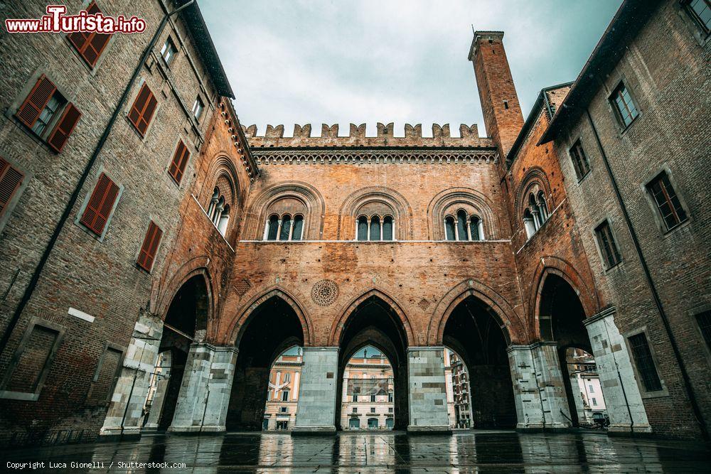 Immagine La coorte interna di Palazzo Gotico o Palazzo del Comune in Piazza Cavalli fotografato durante la quarantena del Coronavirus 2020 in Italia - © Luca Gionelli / Shutterstock.com