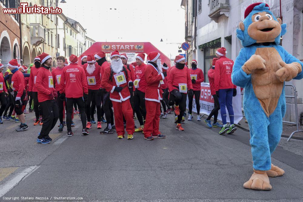 Immagine La corsa dei Babbi Natale di Noale in Veneto - © Stefano Mazzola / Shutterstock.com