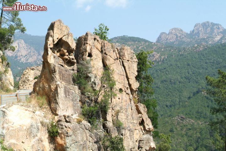 Immagine La Corsica Selvaggia: Col di Bavella - questo bellissimo massiccio, noto in particolare per le guglie di granito rosa che lo caratterizzano e che raggiungono fino ai 900 metri di altezza, è situato a circa 30 chilometri dal comune di Solenzara e a circa 50 da Porto Vecchio; un vero trionfo di natura nella Corsica sud-orientale. - © Stefano Ember / Shutterstock.com