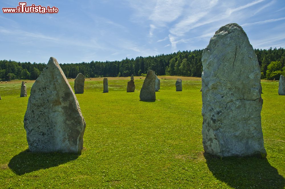 Immagine La cosiddetta "Stonehenge di Holasovice" in Repubblica Ceca. Si tratta di una costruzione moderna che si ispira al famoso cerchio di pietre delle campagne del sud dell'Inghilterra