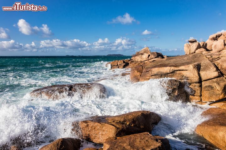 Immagine La costa atlantica in Bretagna nei pressi del villaggio di Ploumanac'h, Francia 