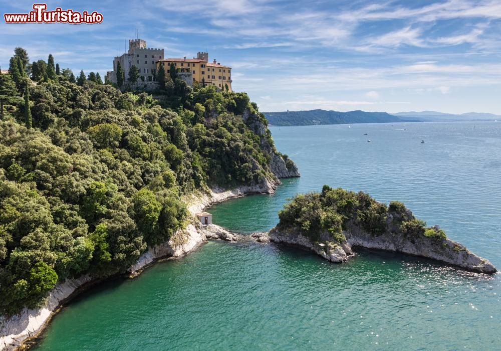 Immagine la costa del Carso e il Castello di Duino a nord-ovest di Trieste