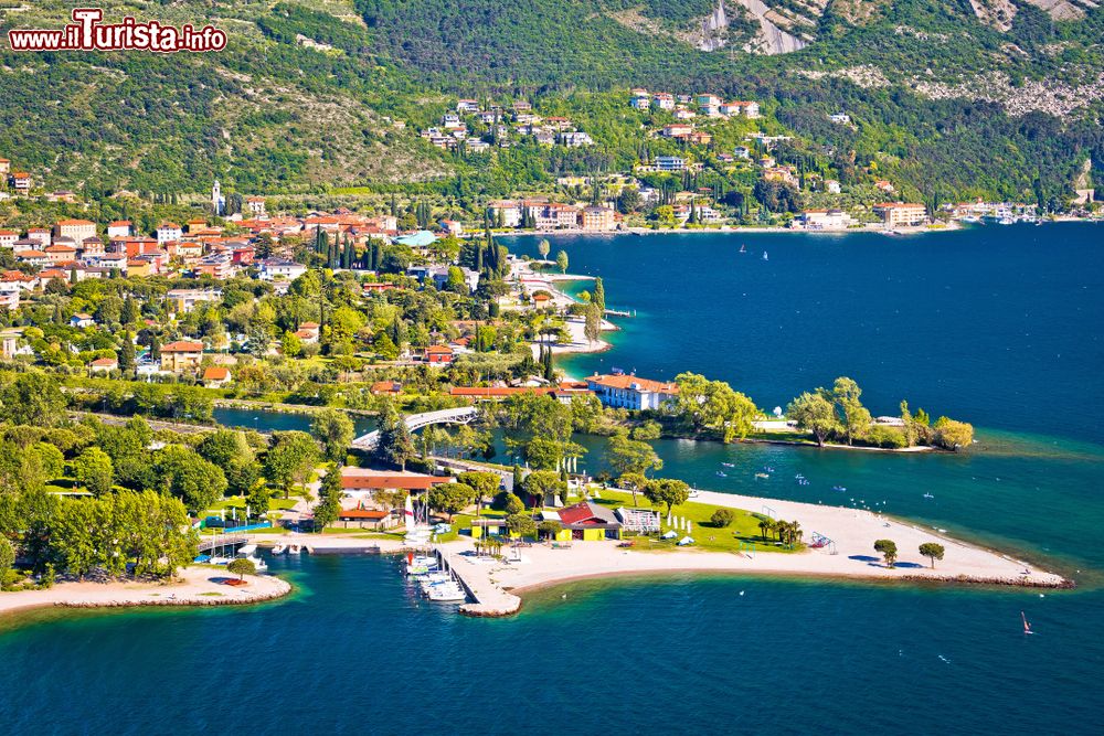 Immagine La costa del Lago di Garda in Trentino a Torbole.