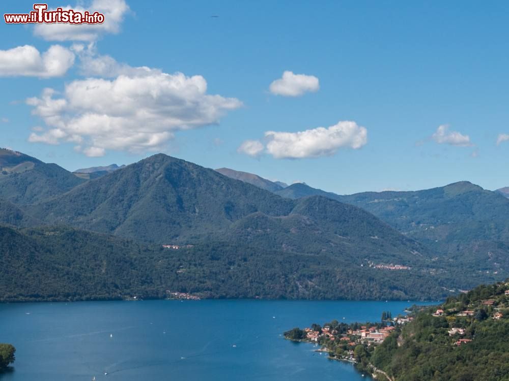 Immagine La costa del lago d'Orta intorno a Nonio ed Oira in Piemonte, fotografata dal versante orientale del lago