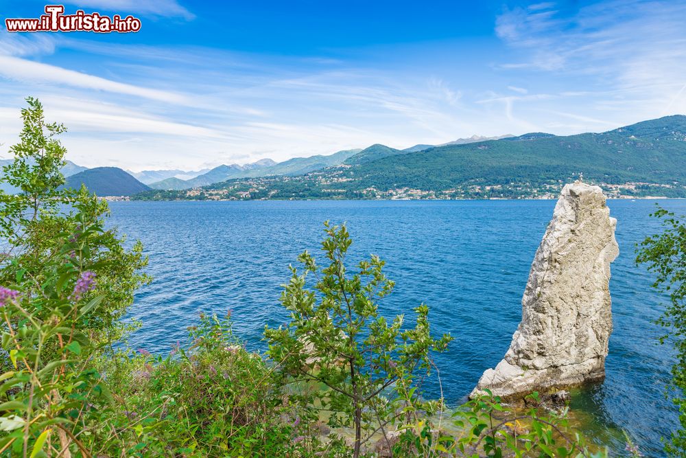 Immagine La costa del Lago Maggiore intorno a Ghiffa fotografata da Laveno e Luino, in Piemonte