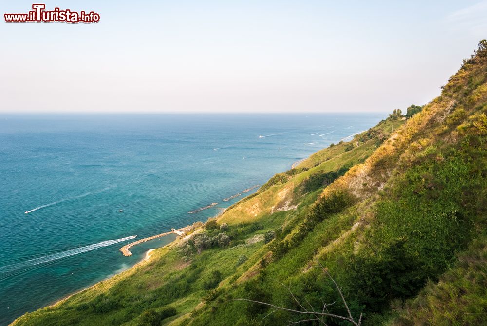 Immagine La costa del Monte San Bartolo, a nord di Pesaro, Marche, Italia.