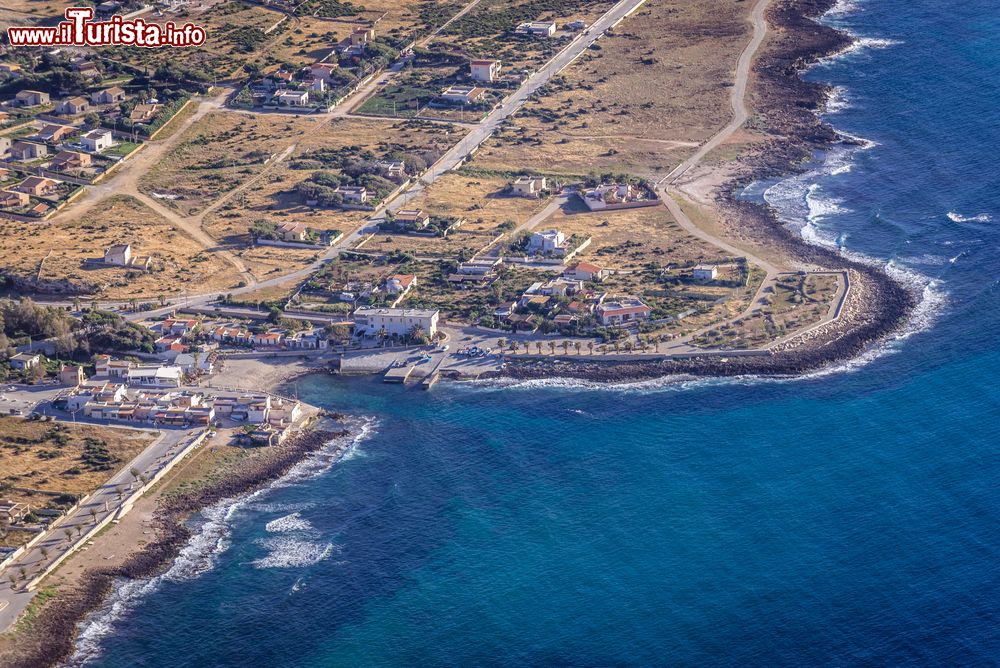 Immagine La costa del villaggio costiero di Cornino in Sicilia, fotografata dal Monte Cofano, provincia di Trapani