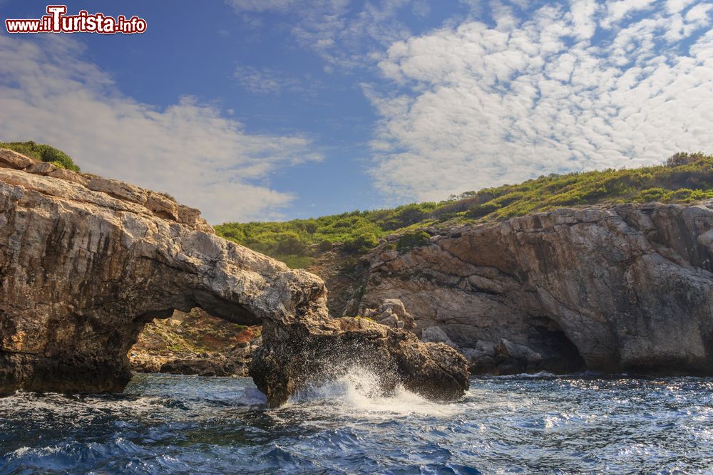 Immagine La costa delle Isole Tremiti, nel Parco Nazionale del Gargano (Puglia), con il suo famoso arco di roccia sul Mare Adriatico.