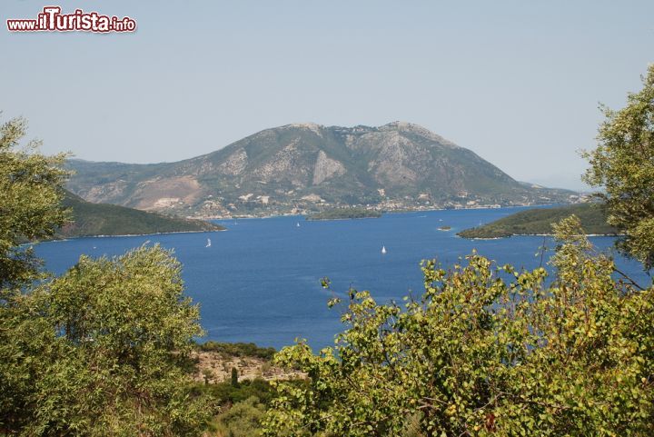 Immagine La costa dell'isola di Meganissi, Grecia - Tradizionalmente pittoresca isola di marinai, Meganissi vanta un paesaggio ricco di vegetazione, montagne scoscese, grotte sotterranee e mare cristallino © David Fowler / Shutterstock.com