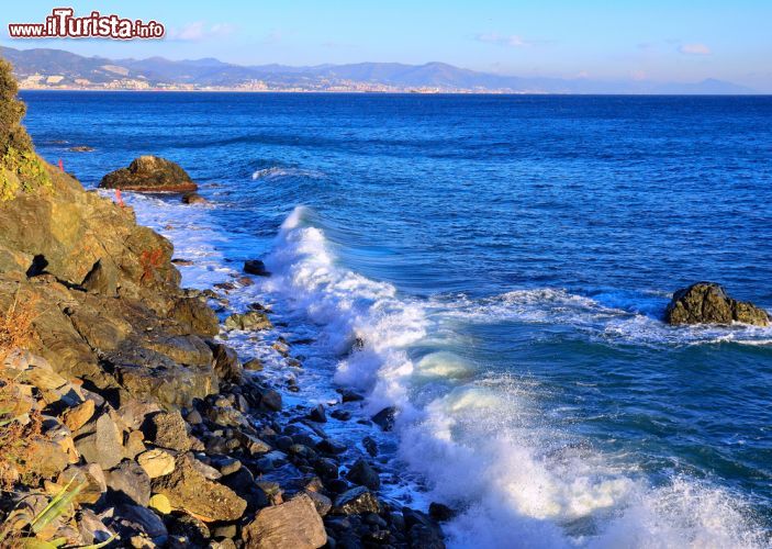 Immagine La costa di Arenzano lambita dalle acque del mar Ligure. Siamo nelle Riviera ligure dove fra splendidi borghi e paesini incastonati si trova anche Arenzano con il suo scenario naturale a tratti ancora selvaggio e incontaminato.