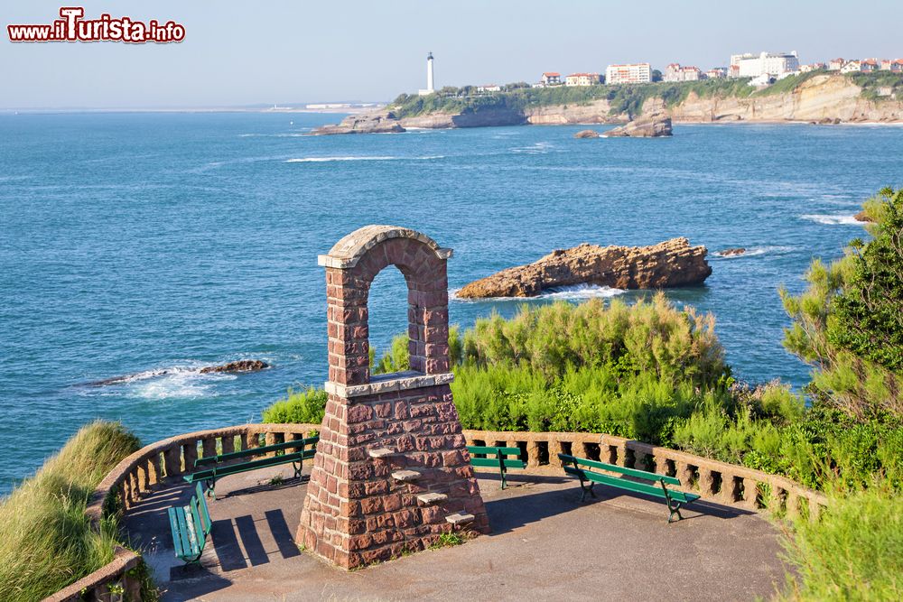 Immagine La costa di Biarritz vista da una collina con belvedere, Francia. Sullo sfondo, il faro della città.