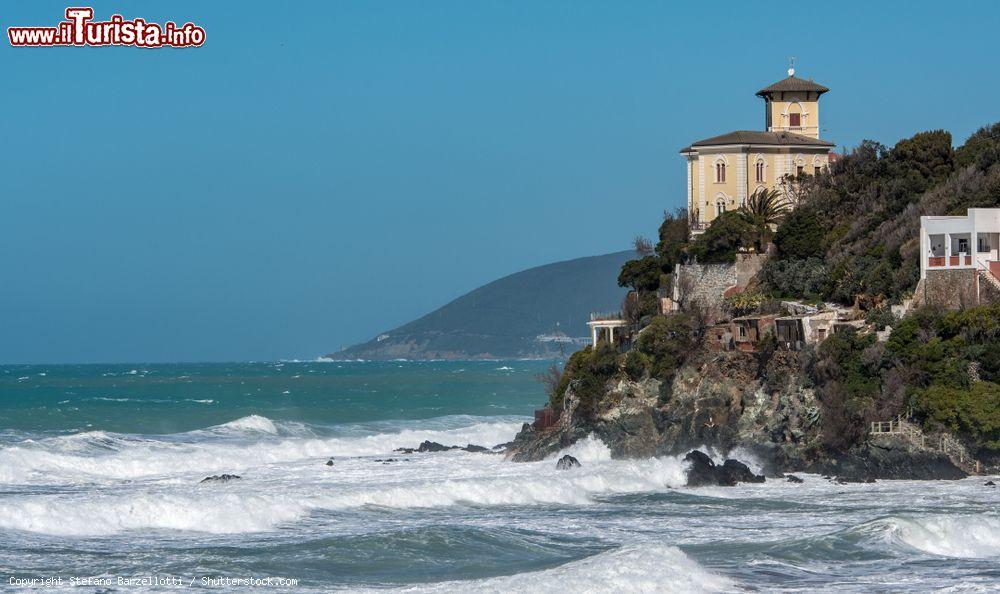 Immagine La costa di Castiglioncello (Livorno) con ville eleganti, Toscana - © Stefano Barzellotti / Shutterstock.com