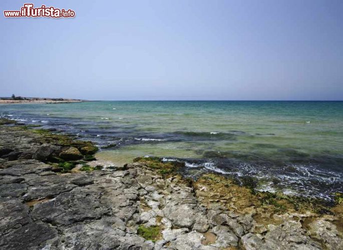 Immagine La costa di Donnalucata con spiagge e mare limpido- © 206088835 / Shutterstock.com