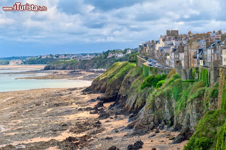 Immagine La costa di Granville e sullo sfondo la spiaggia. La cittadina della Bassa Normandia è una famosa località di villeggiatura francese - foto © Boris Stroujko / Shutterstock.com