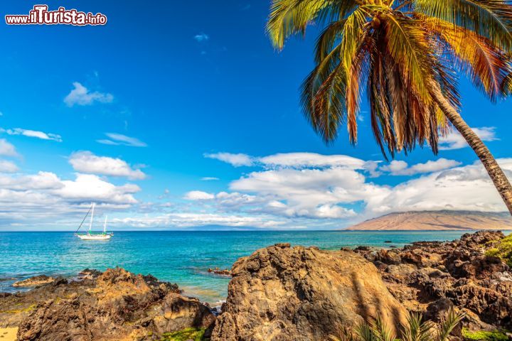 Immagine La costa di Kamaole Beach nei pressi di Kihei, Hawaii, con una barca ormeggiata al largo nelle acque del Pacifico.