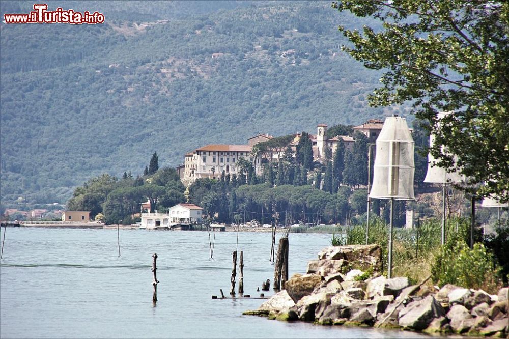 Immagine La costa di Magione e la frazione di Monte del Lago sulla costa orientale del Trasimeno - © Gianni Careddu - CC BY-SA 4.0, Wikipedia