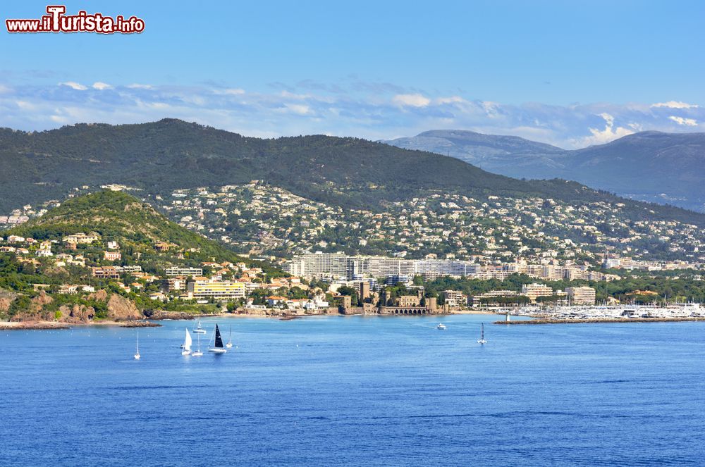 Immagine La costa di Mandelieu-la-Napoule, Francia. Sospesa fra mare e montagna, questa cittadina è a metà strada fra Saint Tropez e la frontiera italiana.
