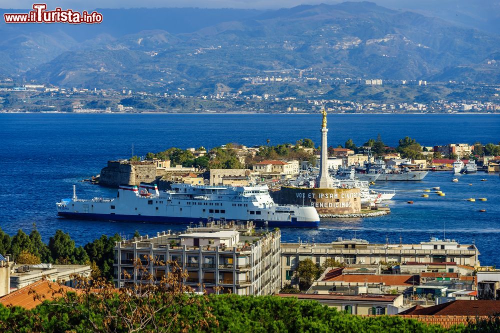 Immagine La costa di Messina con la stele della Madonna della Lettera al porto, Sicilia.